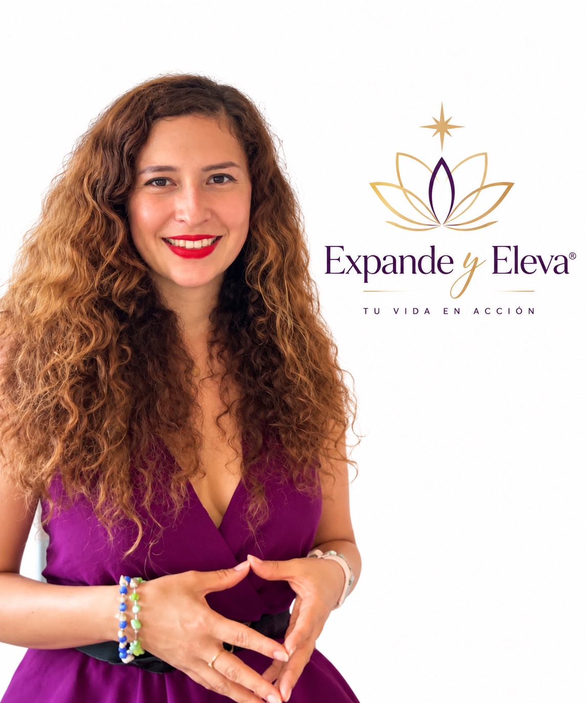 Angélica Triviño con el logo de Expande y Eleva®